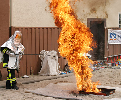 Feuerwehr�bung mit Feuerwehrmann T. Ballmann, Zeiskam