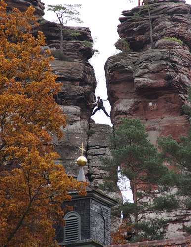 Blick �ber den Kirchturm hinaus, Kletterer, Soldatenfriedhof Dahn 